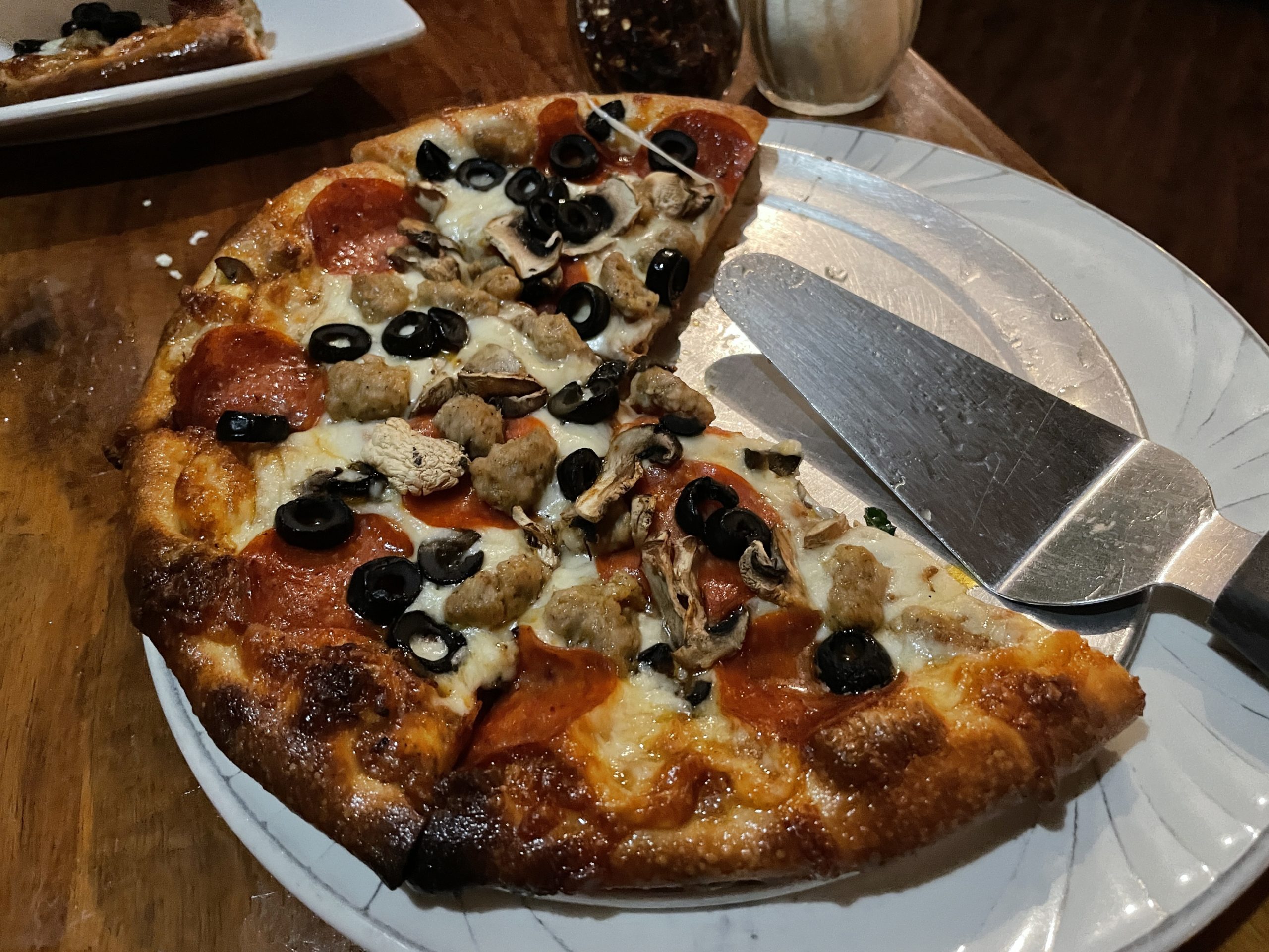 Hideaways Pizza Pub – Best Pizza on Kauai - Travel Poipu